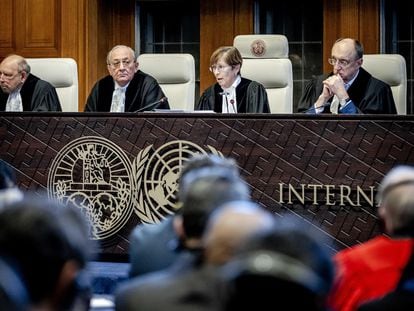 La presidenta del Tribunal Internacional de Justicia (TIJ), Joan E. Donoghue, con otros jueces en la sede del organismo de la ONU, en La Haya, el 26 de enero.