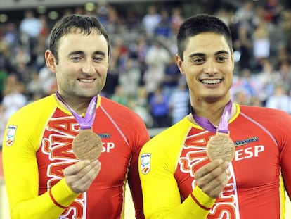 Juan Antonio Villanueva y José Enrique Porto Lareo celebran la medalla de bronce obtenida en la prueba de velocidad de ciclismo en pista