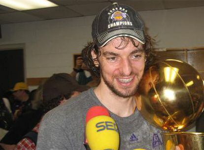 Pau Gasol, con el trofeo de campeón de la NBA conquistado con los Lakers de Los Ángeles.