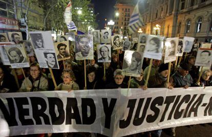 Personas protestan por los desaparecidos entre 1973 y 1985 durante la dictadura militar de Uruguay, en la ciudad de Montevideo el viernes 30 de septiembre de 2005.