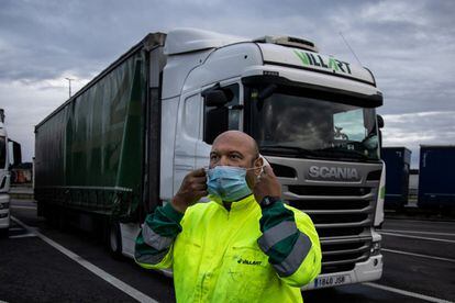 Jaime Vidal del Olmo, camionero español, que conduce un transporte internacional, después de quedar sin trabajo como conductor de transporte escolar por la covid-19, y que fue retenido en la frontera con Luxemburgo. 
