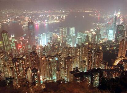 Los edificios iluminados de la ciudad junto a la bahía Victoria