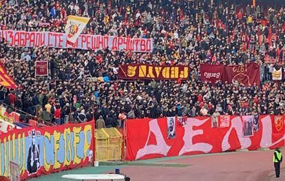 La pancarta de los ultras de la Roma con el nombre Fedayn, boca abajo, poco antes de ser quemada.