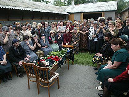 Familiares y vecinos velan el cuerpo de Teimuraz Morgoyev, un niño de ocho años muerto durante el secuestro en la escuela de Beslán.