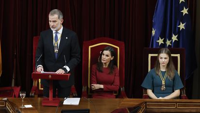 El rey Felipe pronuncia el discurso de apertura de la XV Legislatura de las Cortes Generales, ante la reina Letizia y la princesa Leonor, este miércoles en el Congreso de los Diputados.