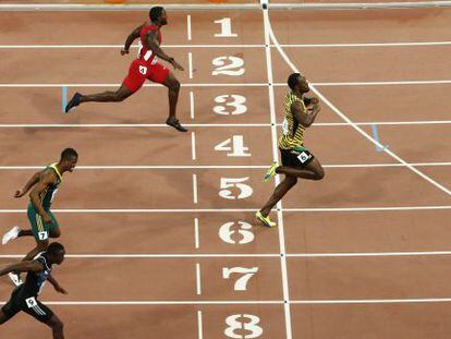 Usain Bolt cruza la línea de meta seguido de Gatlin
