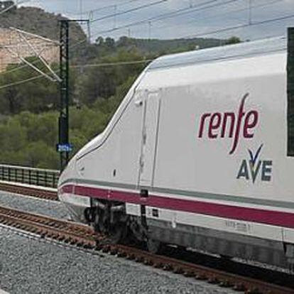 Tren AVE circulando sobre un viaducto cerca de Valencia, en la línea de alta velocidad que une esta ciudad con Madrid.