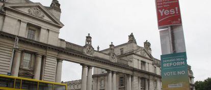 Carteles a favor y en contra de la abolición del Senado el viernes ante la oficina del primer ministro en Dublín.