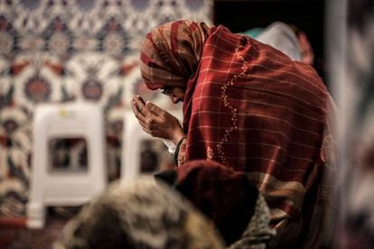 Una mujer musulmana reza la primera oración vespertina de Tarawih en el primer día del mes de ayuno musulmán de Ramadán en la mezquita de Nizamiye en Midrand, Johannesburgo, el 16 de mayo de 2018. 