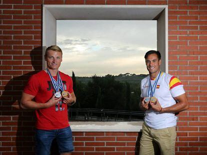 Marcus Cooper (D) y Rodrigo Germade posan en el CAR con el oro y la plata mundial. 