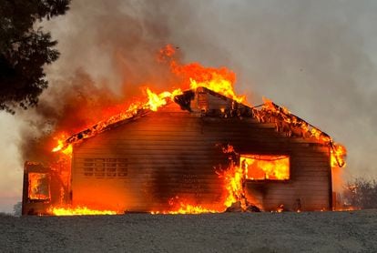 Los bomberos del Estado de California luchan por controlar  el incendio forestal Fairview, que se originó el pasado lunes en el condado de Riverside. En la imagen, una casa incendiada por el siniestro, en el poblado californiano de Hemet, el 5 de septiembre de 2022.