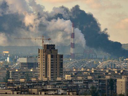 Nubes de humo se elevan sobre Kiev, atacada por misiles rusos.