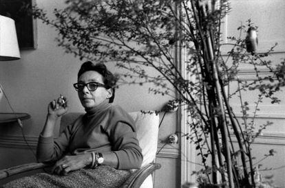 Marguerite Duras, en su casa de Par&iacute;s en 1965.