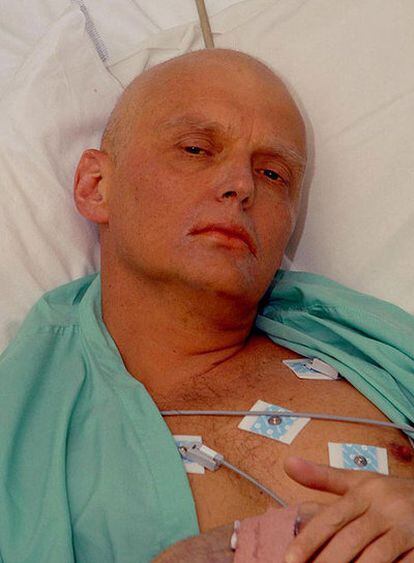 El espía ruso, Alexandr Litvinenko, envenenado, en un hospital de Londres.