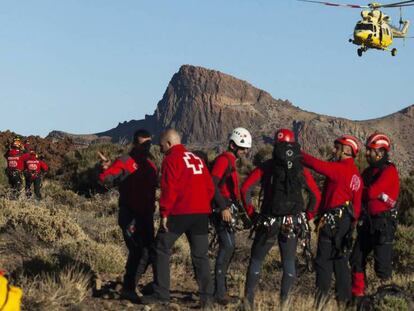 Efectivos de emergencias trabajan este miércoles en la evacuación de las 60 personas atrapadas en el teleférico del Teide.