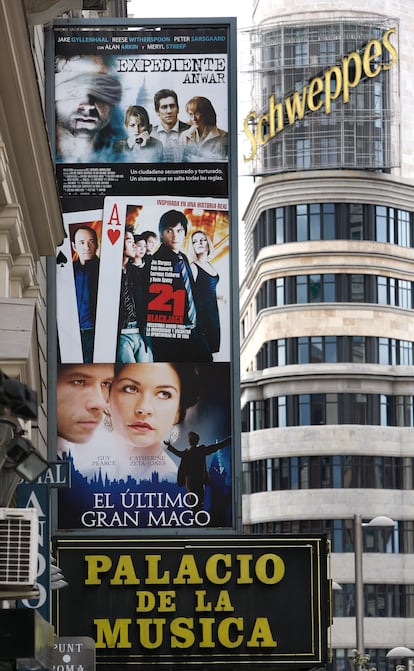 Carteles en los cines Palacio de la Música, cuando aún era cine en abril de 2008.