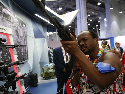 El monarca  de Esuatini, Mswati III, prueba un fusil Kalashnikov en la ciudad rusa de Sochi, durante el Foro Económico Rusia-África, el 24 de octubre de 2019.