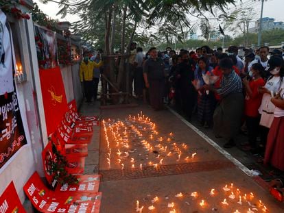 Un grupo de personas asiste a una ceremonia en memoria de la joven Mya Thwet Thwet Khine el 19 de febrero de 2021 en Mandalay, la segunda ciudad de Myanmar.
