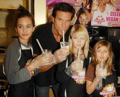 Lorenzo Lamas con los tres hijos que tuvo con Shauna Sand: Alexandra, Victoria e Isabella. El actor tiene otros tres hijos más.