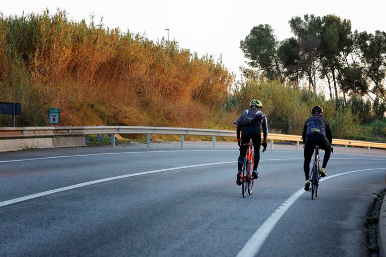 El lugar donde dos ciclistas fallecieron domingo, en El Papiol, atropellados por un coche.