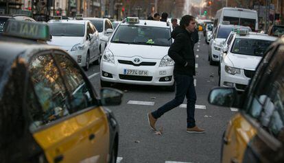 Taxis de fora de Barcelona ajuden a ocupar la Gran Via.