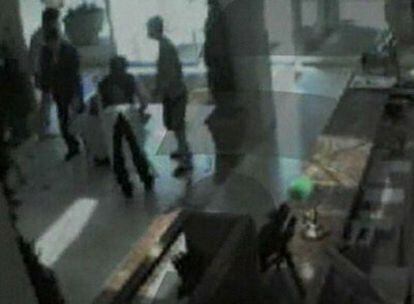 Una imagen del vídeo en la que varios trabajdores del hospital ayudan al profesor a levantarse.