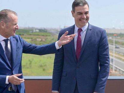 El consejero delegado del grupo Volkswagen, Herbert Diess, habla con el presidente del Gobierno, Pedro Sánchez.
