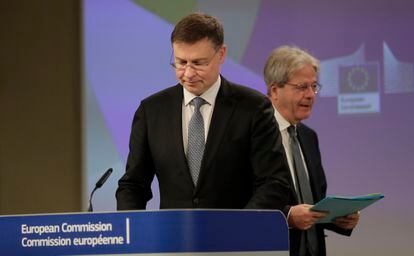 El vicepresidente de la Comisión Europea, Valdis Dombrovskis, detrás el comisario de Economía y Finanzas, Paolo Gentiloni.