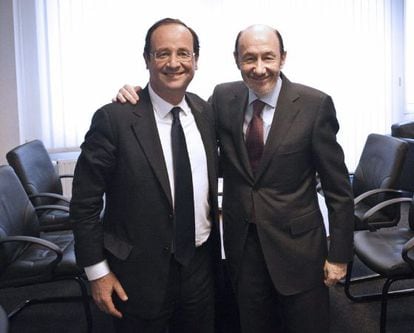 Hollande y Rubalcaba en una foto facilitada por el PSOE.