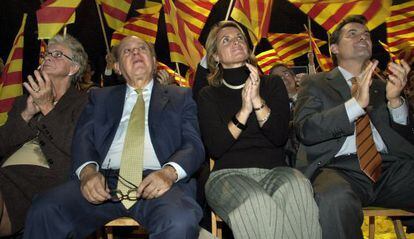 Pujol y  Mas con sus esposas en un mitin en 2003.