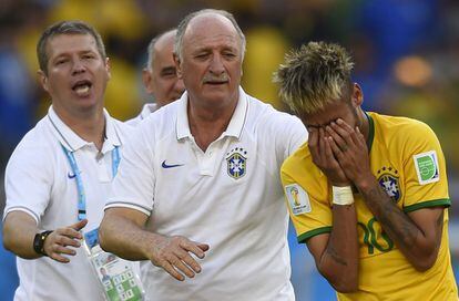 Scolari trata de consolar a Neymar tras finalizar el partido.