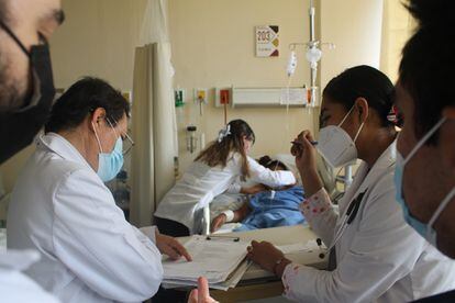 Personal médico del hospital Aurelio Valdivieso, en Oaxaca, atiende a una paciente, en una imagen de archivo.