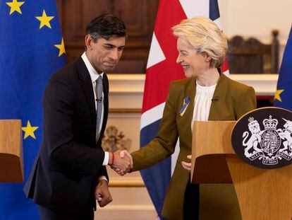 El primer ministro del Reino Unido, Rishi Sunak, saluda a la presidenta de la Comisión Europea, Ursula von der Leyen, tras presentar este lunes el acuerdo para Irlanda del Norte.