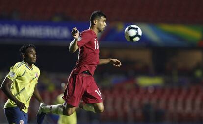 Khoukhi controla el balón ante la mirada de Zapata en el Colombia-Qatar.