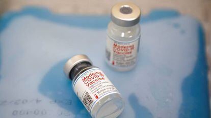 La contaminación de la vacuna de Moderna se produjo por un "error humano" en la planta de Rovi