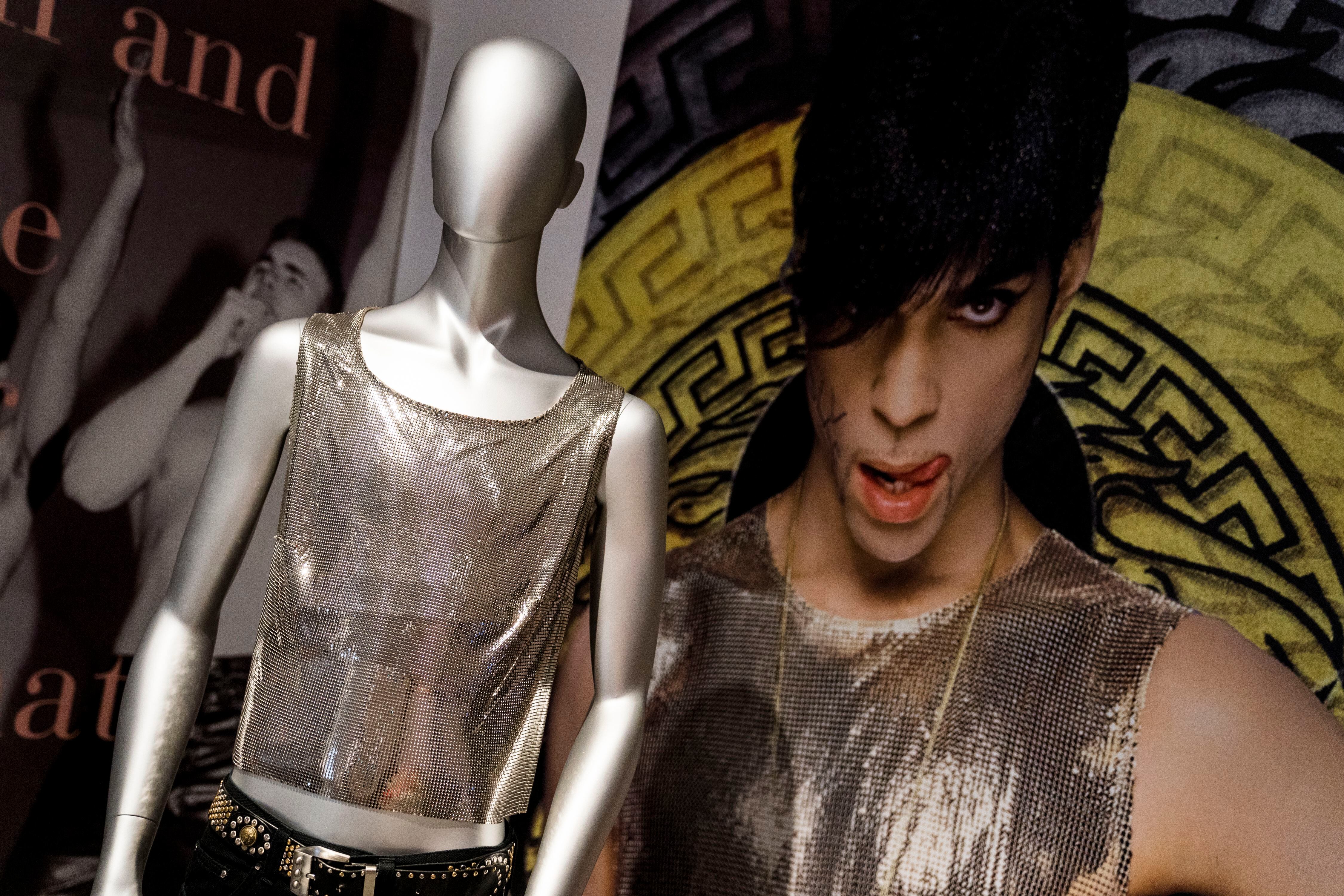 Prince fue uno de los músicos que luciría alguno de los modelos de Versace. En la imagen, una camiseta que llevó el cantante, amigo del diseñador y de la familia, en una foto promocional. “Versace Fue el primero en llevar a famosos, como los cantantes Elton John o Madonna, a la primera fila de sus desfiles