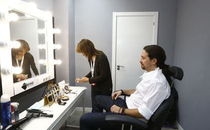 El candidat de Podem a la presidència del Govern espanyol, Pablo Iglesias, a maquillatge.