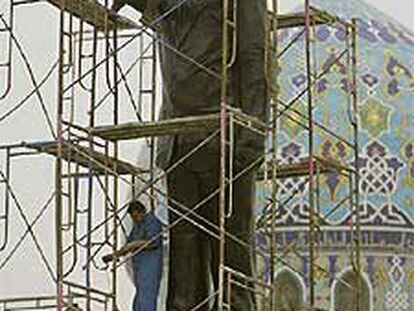 Un obrero trabaja en la limpieza de una estatua de Sadam Husein en Bagdad.
