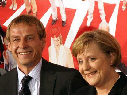 El seleccionador alemán, Jurgen Klinsmann, posa junto a Angela Merkel, canciller de Alemania.