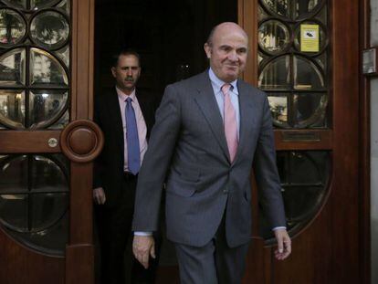 El ministro en funciones Luis de Guindos, saliendo de la consejer&iacute;a de Econom&iacute;a de la Generalitat