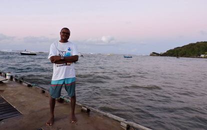 Alan Bradshaw, en el pantalán tras acabar su faena en la costa Este de Barbados.