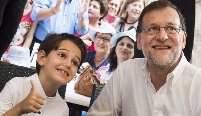 El presidente del Gobierno en funciones y del Partido Popular Mariano Rajoy se ha reencontrado este sábado en Molina de Segura (Murcia) con su "miniyo", el niño Pablo Gomariz, que le imitó en un programa de televisión.
