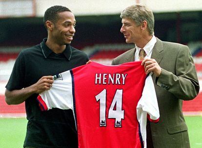 Arsene Wenger junto a Thierry Henry el día de la presentación del jugador tras firmar con el Arsenal, el 3 de agosto de 1999.