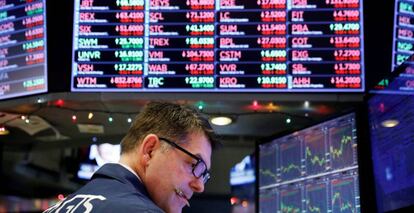 Un 'trader' en la Bolsa de Nueva York, el pasado lunes.