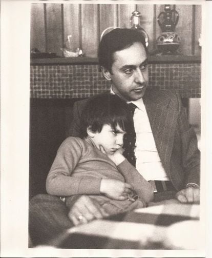 Memorias: "Al final tanto de lo que creemos que somos está vinculado por los recuerdos que elegimos". En la foto: Cazalis con su padre en los años setenta.