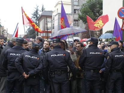 Castristas y disidentes se han enfrentado hoy ante la embajada de Cuba en Madrid ante lo que la Polic&iacute;a ha tenido que intervenir. 