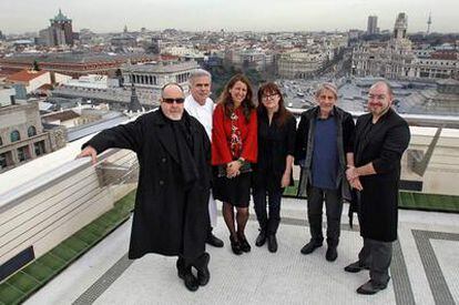 De izquierda a derecha, Bigas Luna, Pedro Larumbe, Benedetta Tagliabue, Isabel Coixet, Basilio Martín Patino y José Miró, ayer en Madrid.