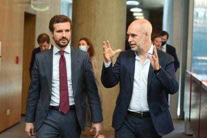 Pablo Casado z Horacio Rodríguezem Laretta, burmistrzem miasta Buenos Aires, w siedzibie rządu, 7 grudnia. 