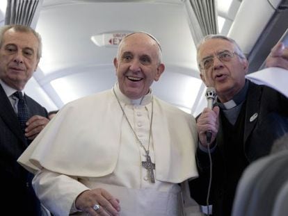 El Papa a l'avió amb periodista durant un viatge el novembre del 2014.