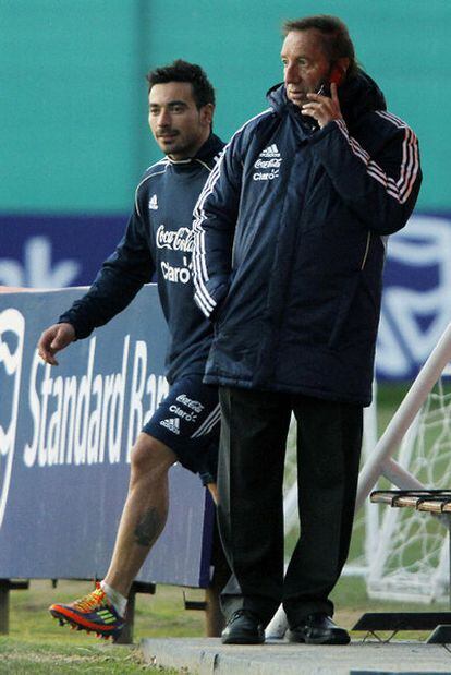 Bilardo, y tras él Lavezzi, en un entrenamiento.